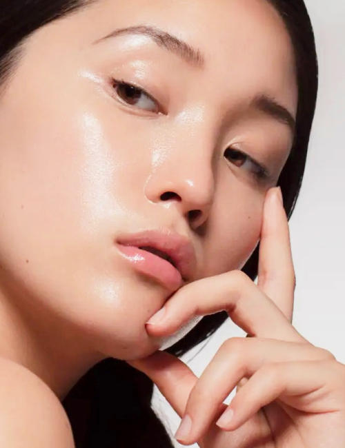 A close-up shot of a woman with glowing skin and natural makeup Portuguese